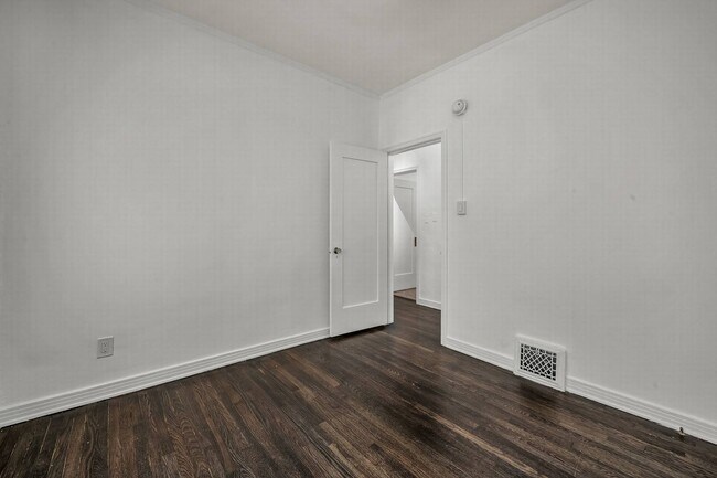 Building Photo - Sunning unit walking distance to shops on Fairfax