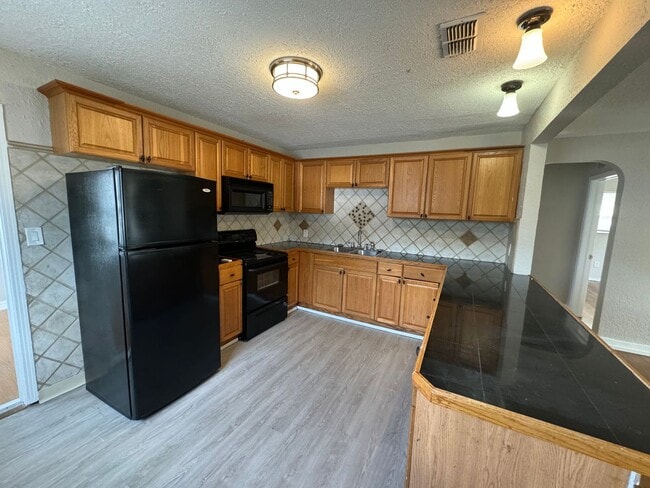 Building Photo - Fenced in four bedroom house near beautiful Gulfport