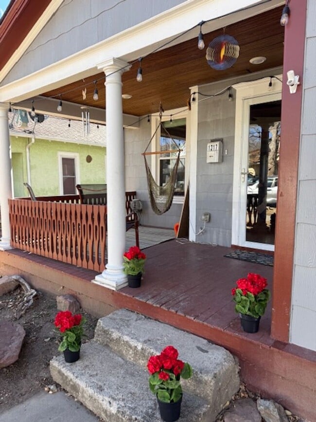 Building Photo - *West side charmer completely remodeled, mid century flare!