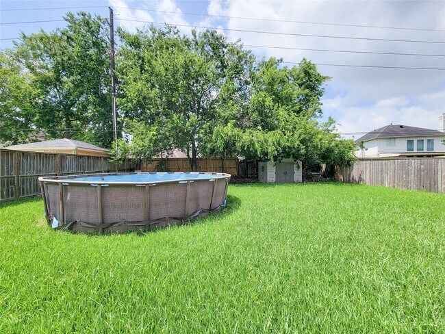 Building Photo - 16807 Sussex Dr