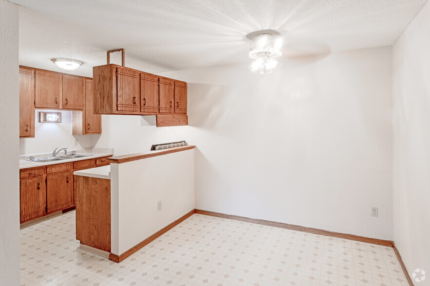 2BR, 1BA - 910 SF - White Bear Manor Apartments