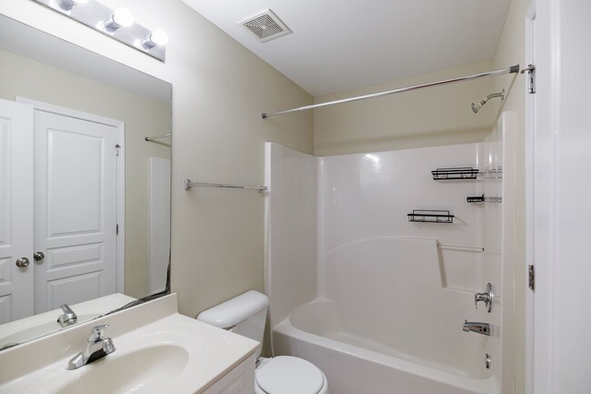 Building Photo - Cottage One-story Condo - Lease through July