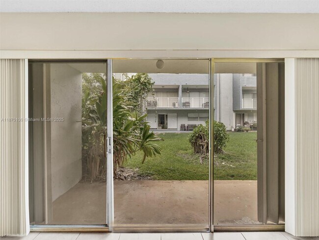 Building Photo - 9367 Fontainebleau Blvd