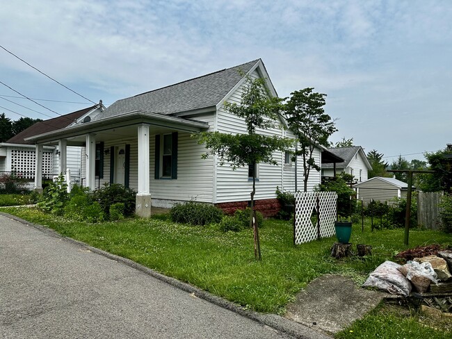 Building Photo - 416 Barnes St