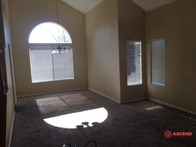Building Photo - Amazing 5 Bedroom Home In Southwest!