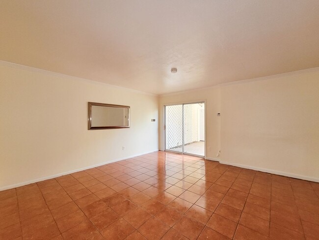 Building Photo - Stylish Townhouse in Prime Location – Walk...
