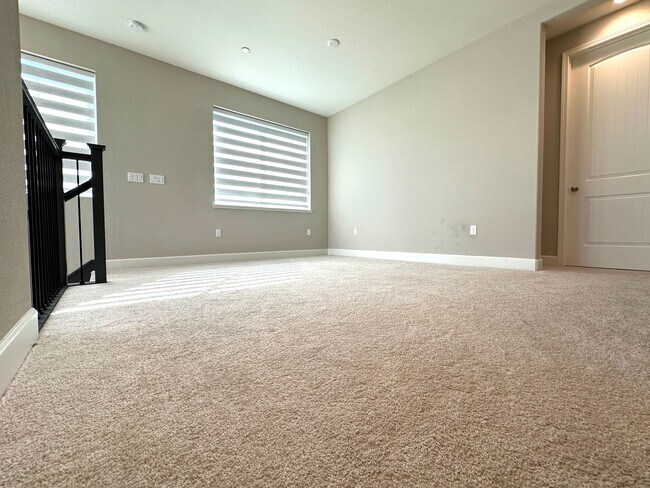 Building Photo - Beautiful Newer 5 Bedroom, 4 Bath in the h...