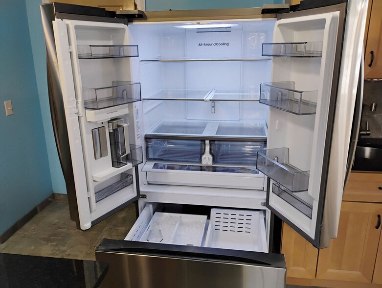 31 cubit foot refrigerator. - 821 S William St