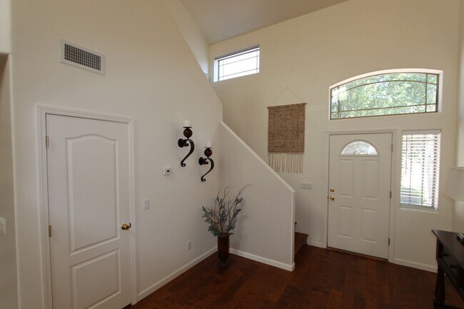 Building Photo - Spacious 3-Bedroom Townhouse with Main-Level Primary Suite