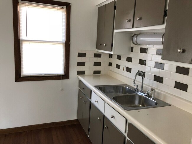 Building Photo - Spacious Rock Island Home with Yard and Garage!