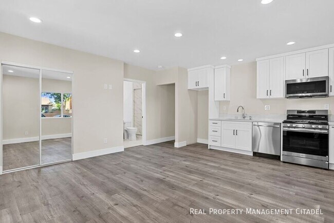 Building Photo - 13050 1/2 W Tonopah St-