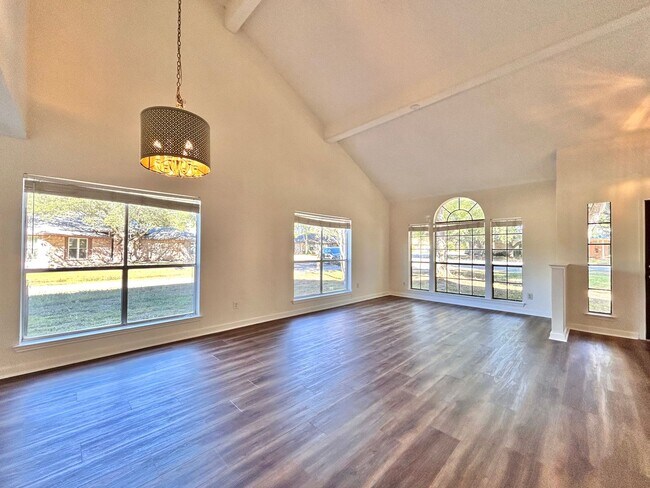 Building Photo - Spacious 4/BR 3.5/BA Two-Story Home with P...