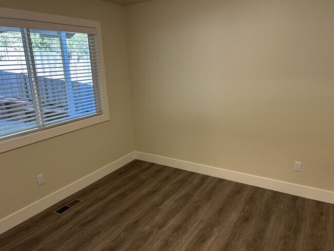 Building Photo - Beautifully Remodeled President’s Neighborhood Home