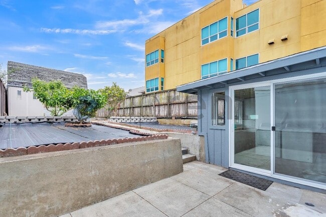 Building Photo - Unit B