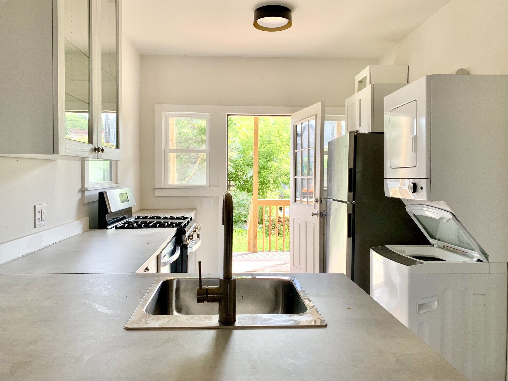 Kitchen w door to private patio & garden - 216 State St