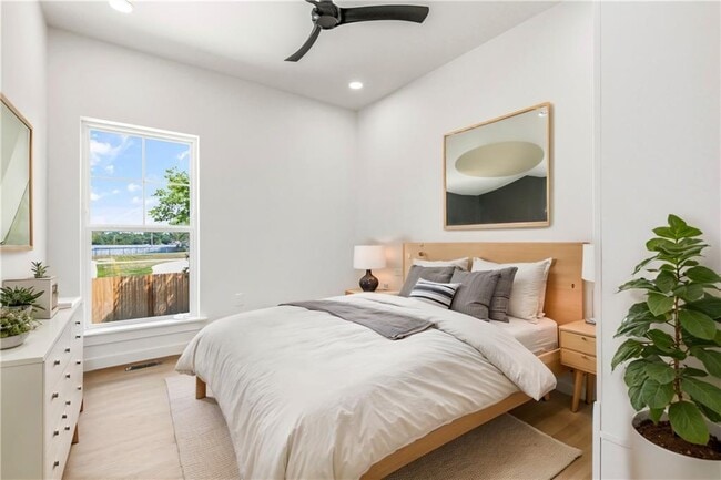 Building Photo - 949 SE 10th St