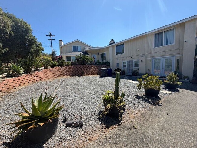 Building Photo - 338 S Melrose Dr