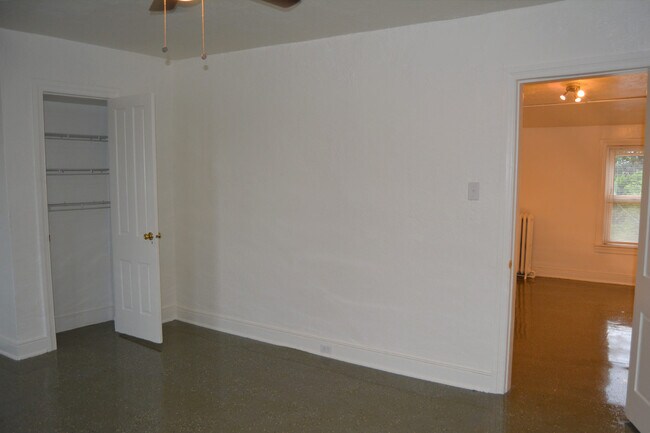 Building Photo - 445 W King St