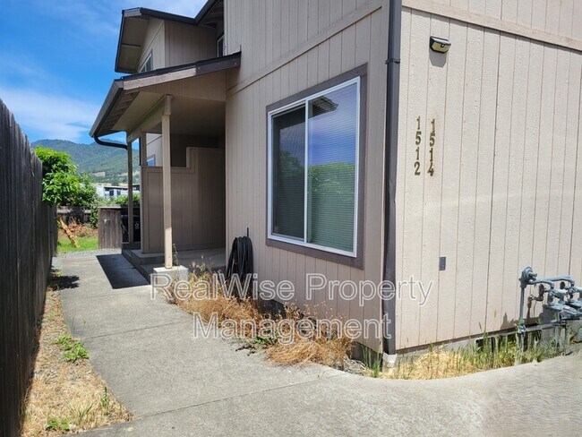Primary Photo - 1514 SE N St