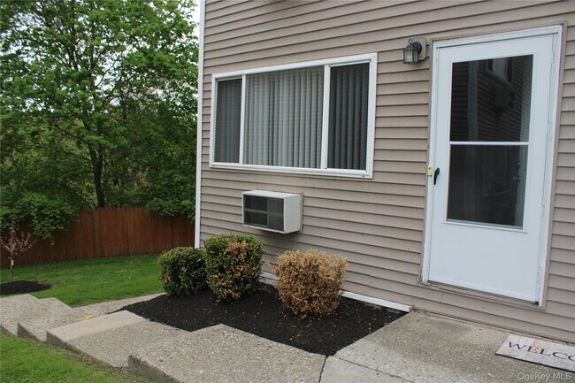 Building Photo - 8 Fishkill Glen Dr