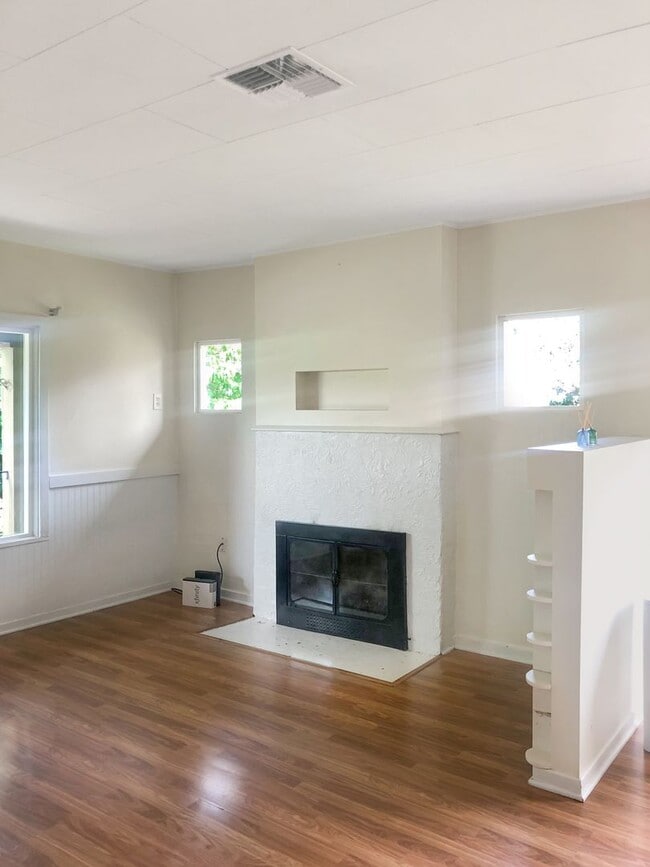 Building Photo - Adorable home, wonderful space and great l...