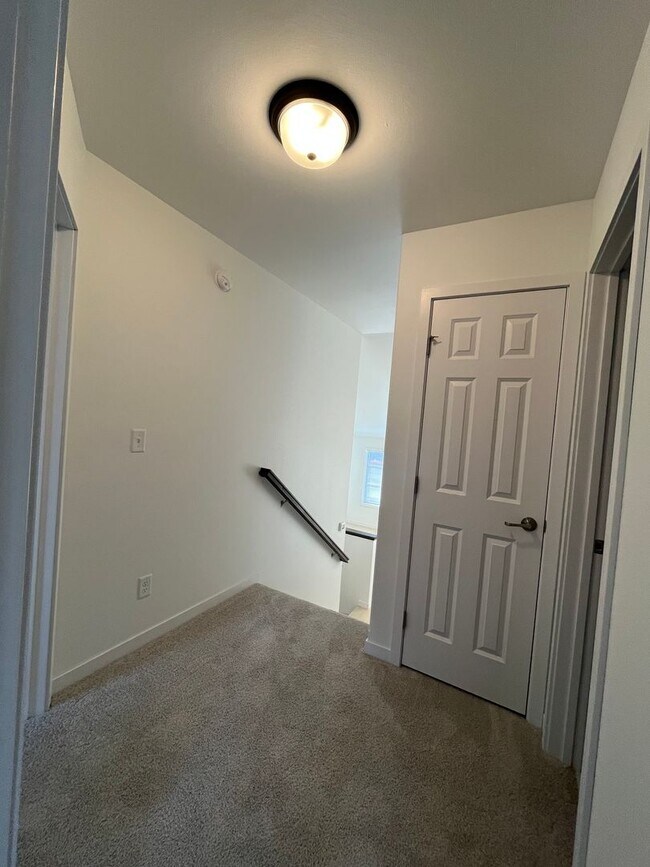 Building Photo - 3 Bed 3 Bath Townhome