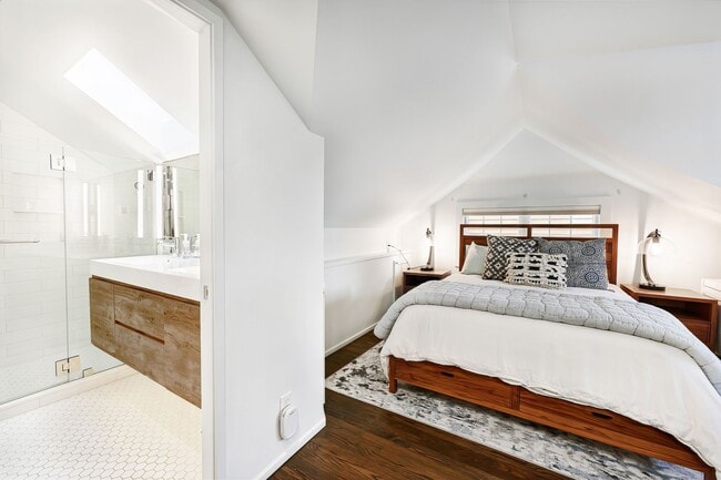 Building Photo - Ravenna Home