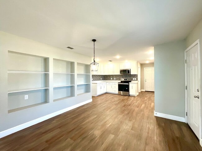 Building Photo - Modern Home With Covered Patio & Fenced Yard!