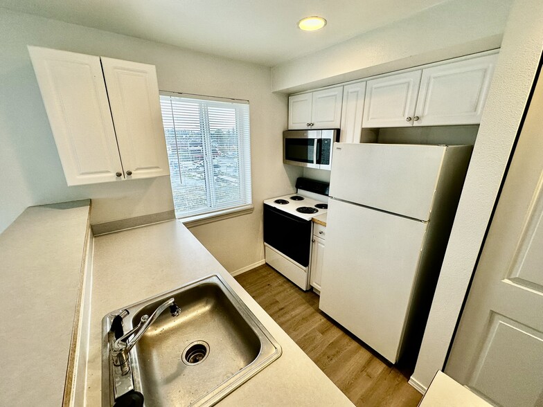 Kitchen - 937 N 86th St