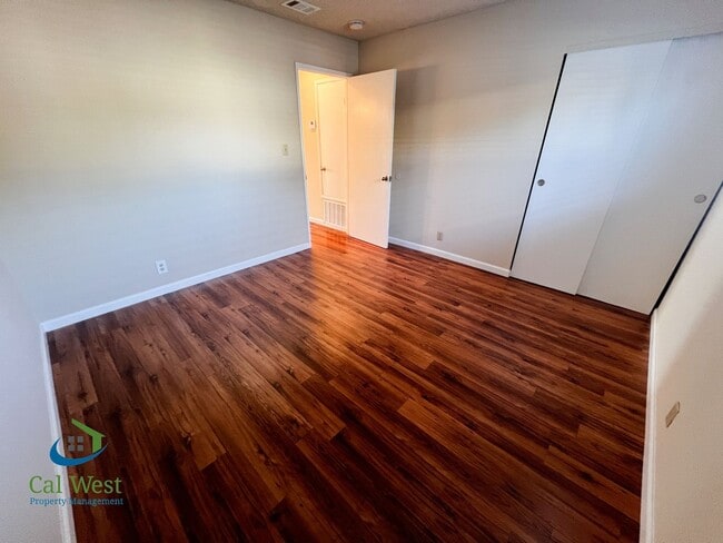 Building Photo - $2,895 Cute cozy 2/1 Condominium in South ...