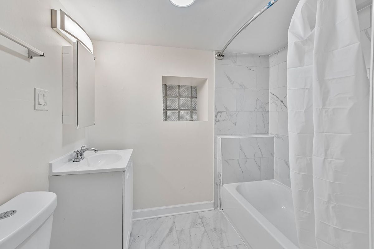 Building Photo - 1345 N Maplewood Ave