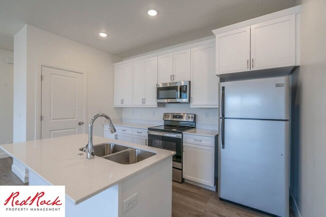 Building Photo - Spacious 3 Bedroom Unit in Desert Color With Pool & Lagoon Access