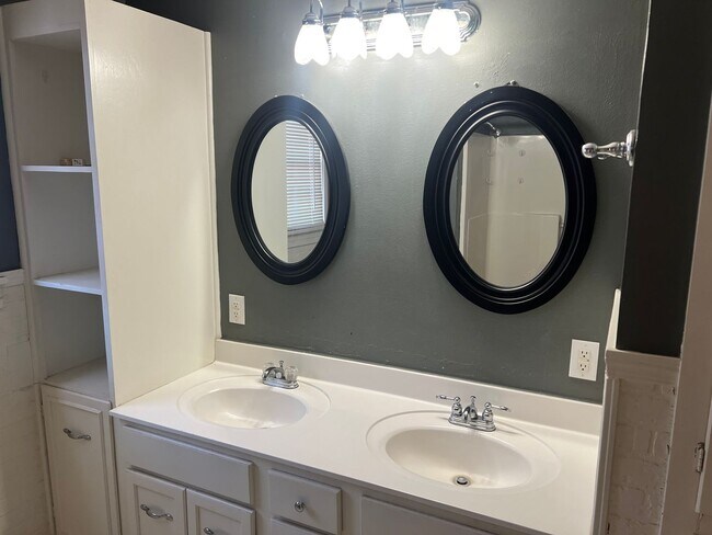 Building Photo - 3 bed 2 bath Move In Ready!