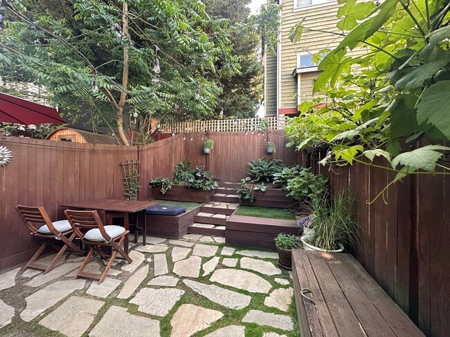 Building Photo - 2bd/1.5ba Seattle Townhome