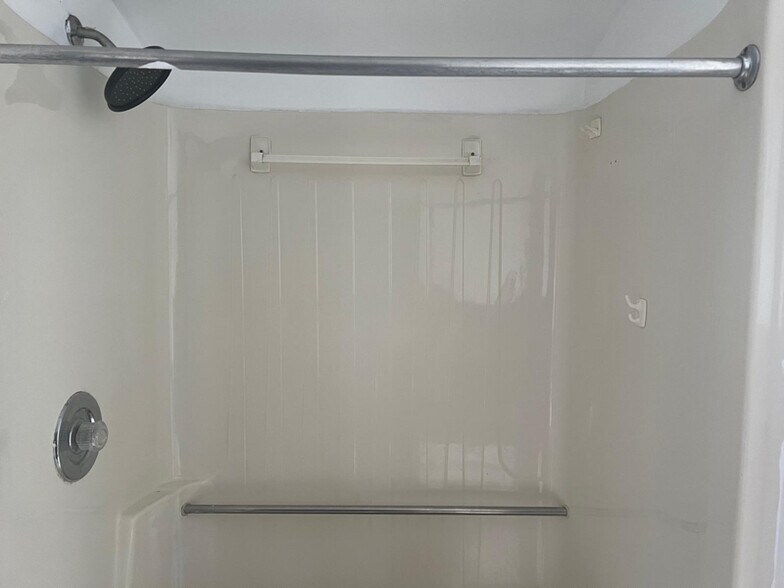 Building Photo - 210 E Main St