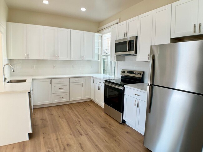 Building Photo - BEAUTIFUL RENOVATION! 4BR/3BA. In Unit Laundry! Dishwasher! Bay Windows!