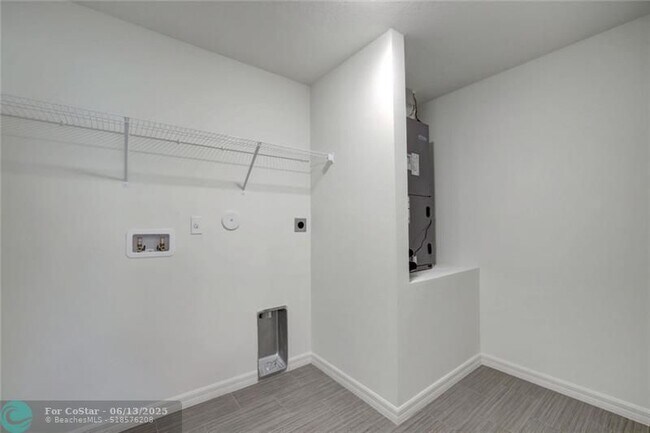 Building Photo - 555 SW Paar Dr