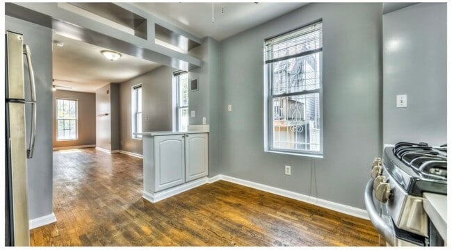 Building Photo - 104 E Clement St