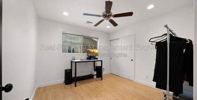Building Photo - 8631 E Jackrabbit Rd