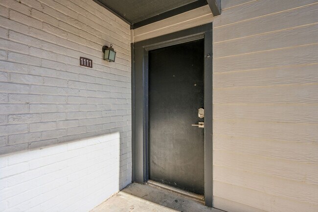 Building Photo - 210 W Tarrant Rd