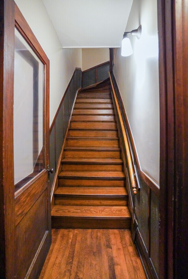 Building Photo - 836 N Maplewood Ave