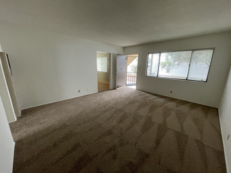 Living Rm - 2207 Carnegie Ln