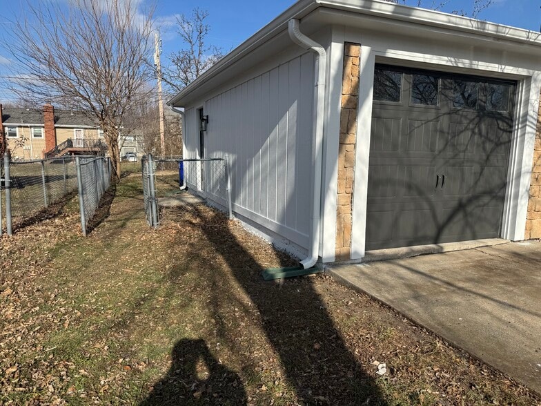 Building Photo - 1214 E Johnston St