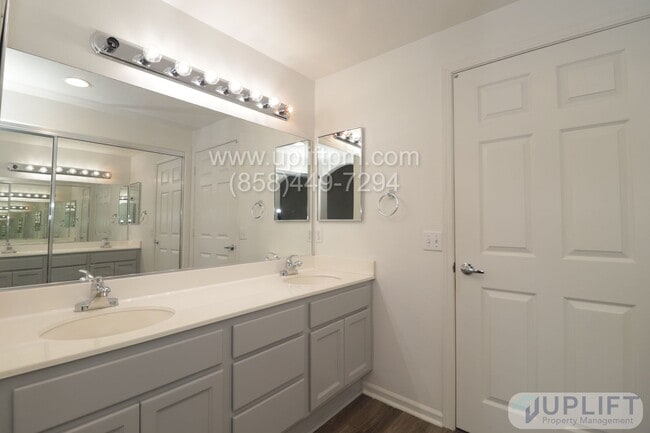 Building Photo - 3 Bed, 2 Bath Condo Near the Beach
