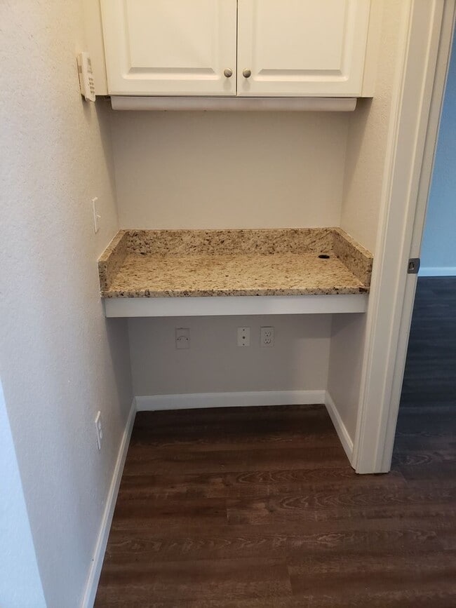 Building Photo - Downtown Upgraded 1 bedroom Condo
