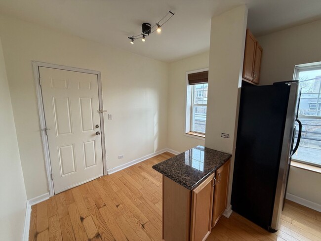 Building Photo - Charming 1-Bedroom apartment in Logan Square!