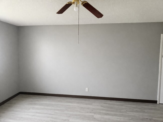 Building Photo - Renovated Private Suite | 900+ Sq Ft | All Utilities Included | Private Entrance | Columbus KS