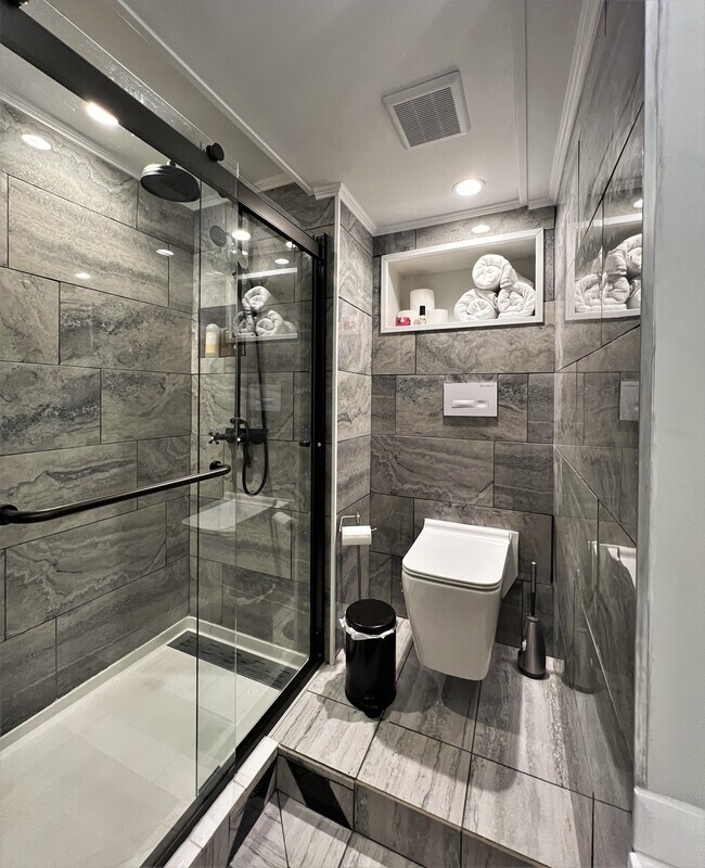 Building Photo - 4 Day St