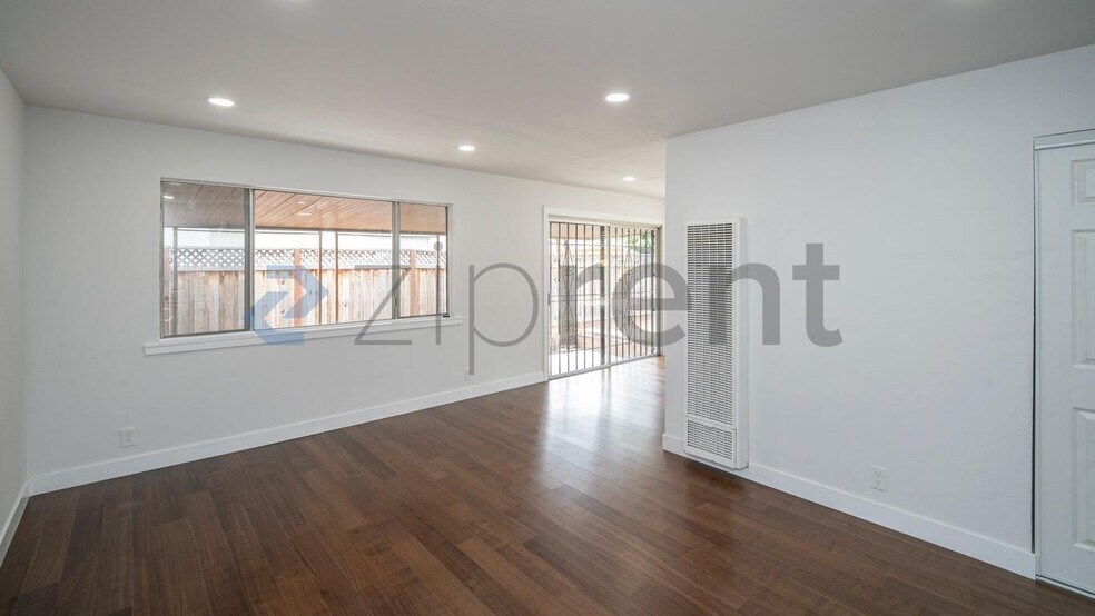 Building Photo - Unit