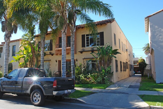 Building Photo - 425 N Sierra Bonita Ave